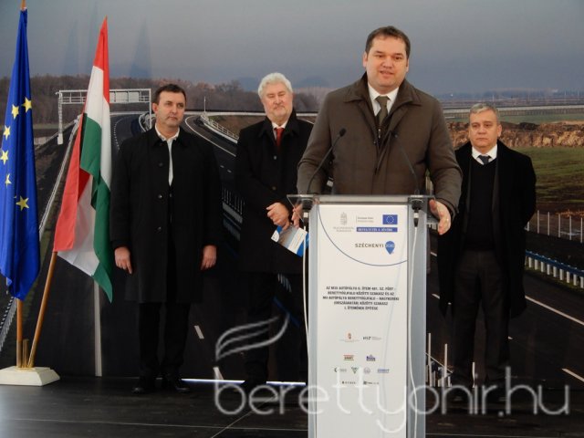 Átadták az autópályát 10